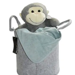 Vilten mand met knuffel aap en badcape