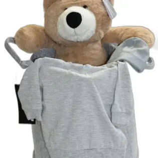 Vilten mand met beer, pyjama en babymuts
