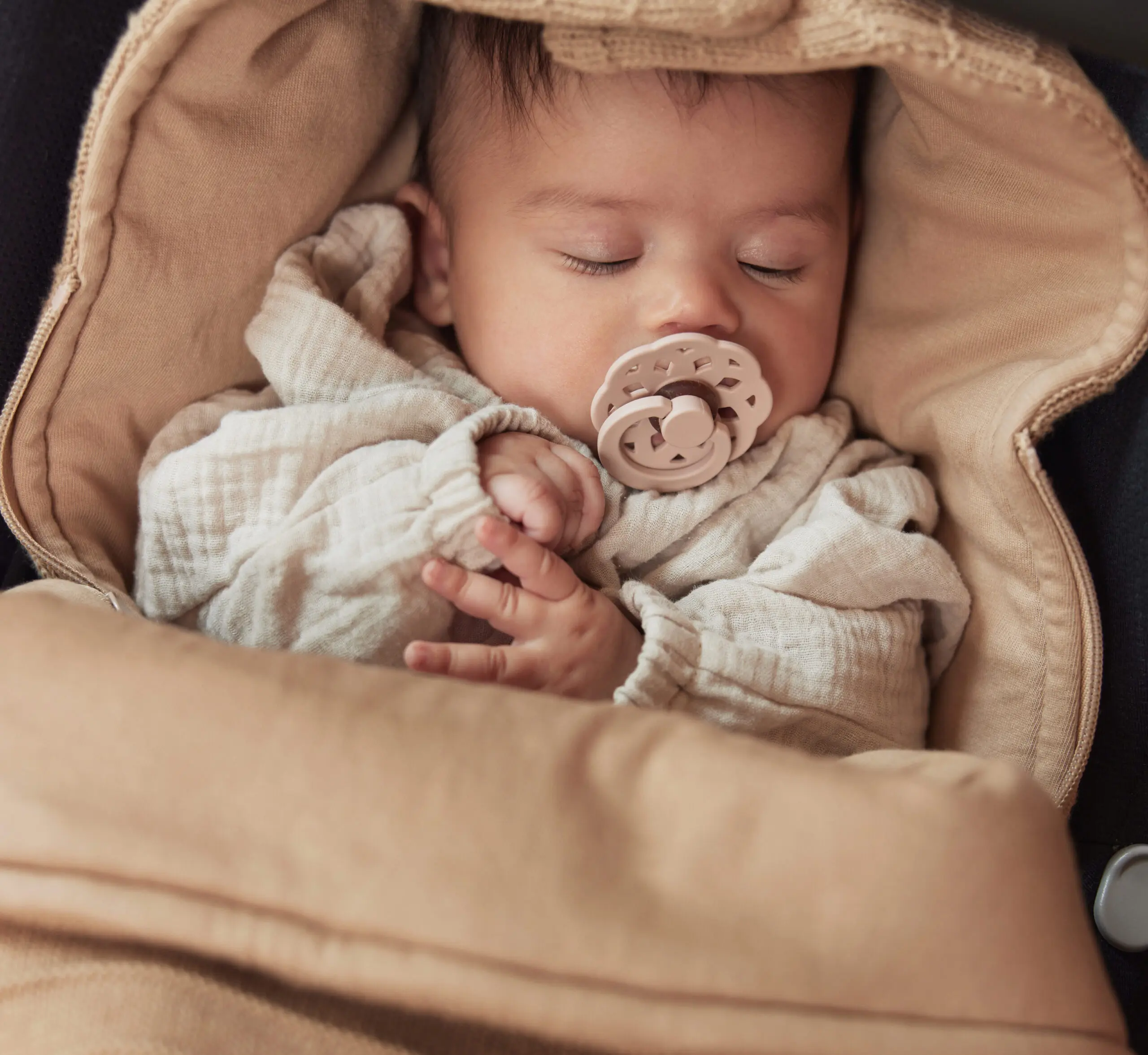 Jollein voetenzak voor autostoel en kinderwagen basic knit biscuit met naam - Afbeelding 7