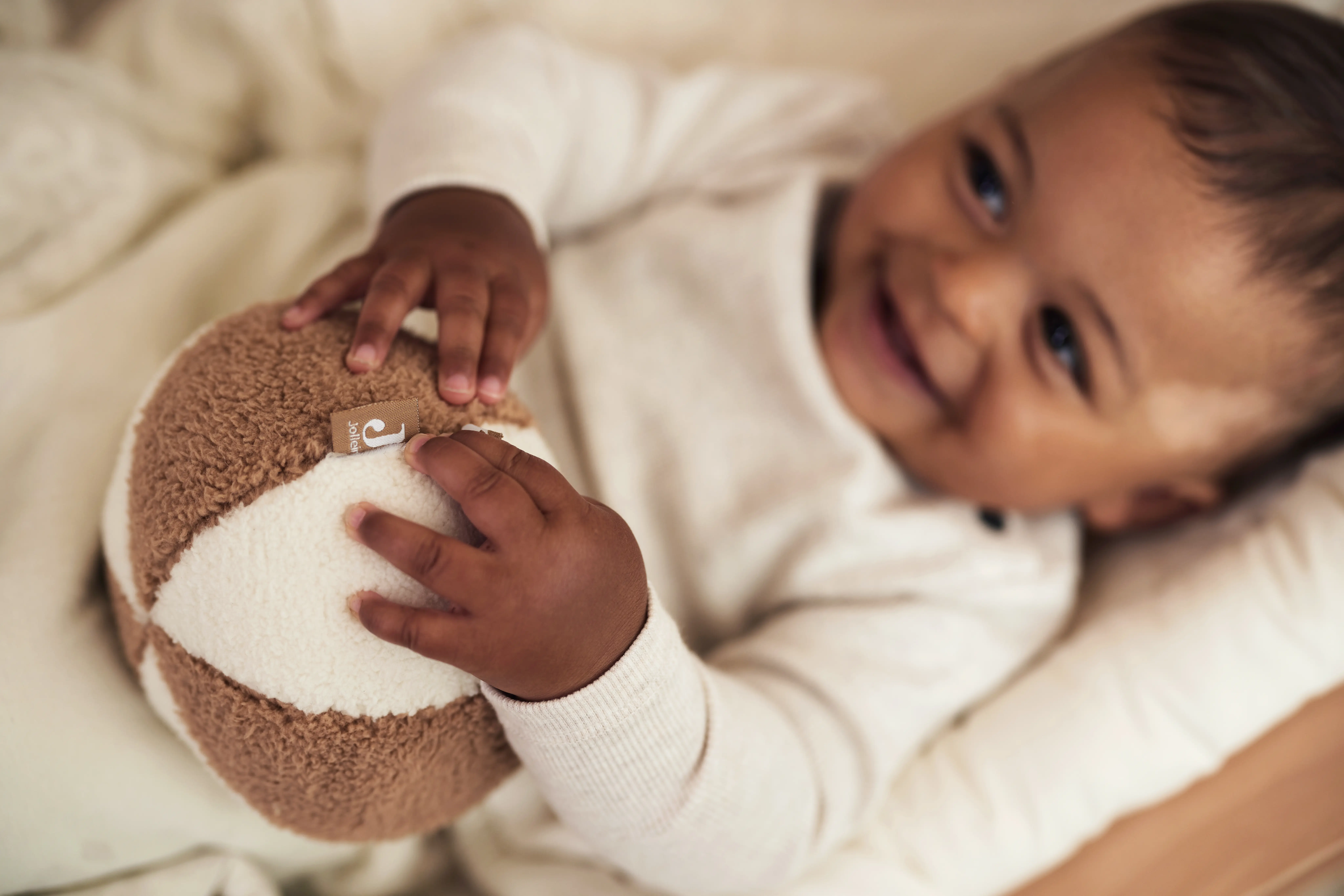 Jollein speelbal met naam Ivory Biscuit - sfeerfoto lifestyle 1
